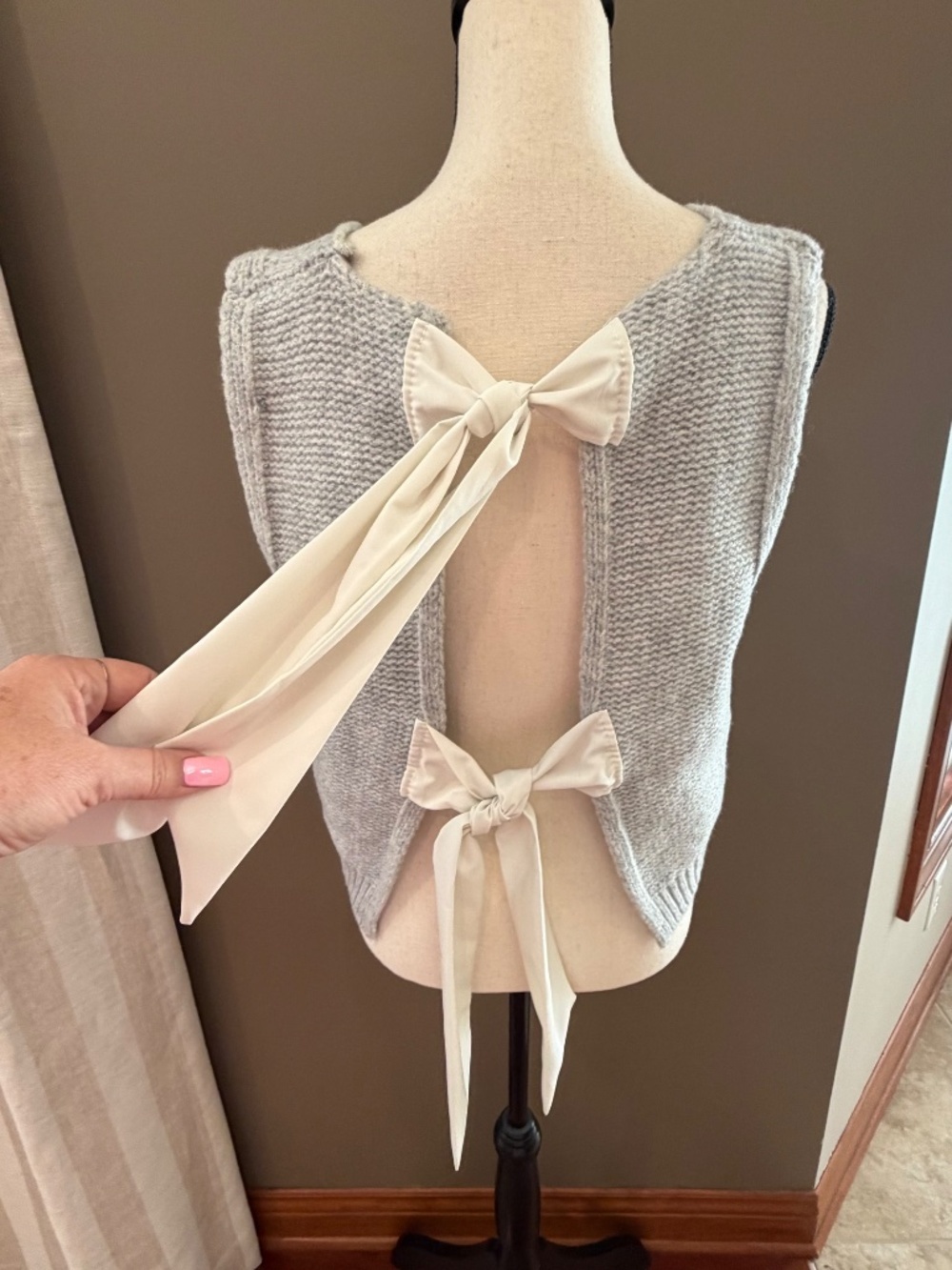 NWT Women's Sleeveless Knitted Soft Gray Sweater Bow Ties, Size Large